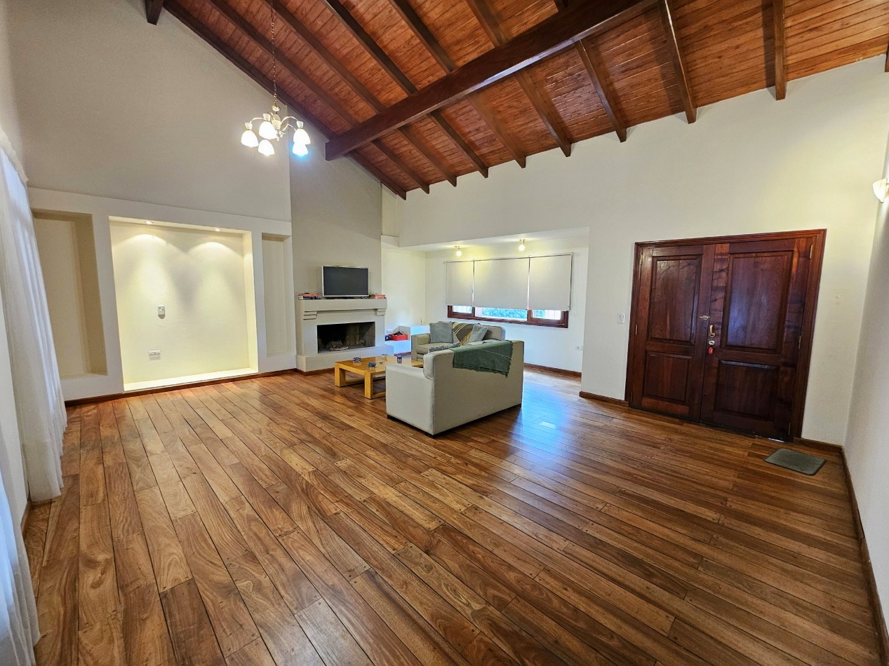 FRENTE A LA PLAZA DE TEJAS DEL SUR, IMPECABLE CASA CON PILETA