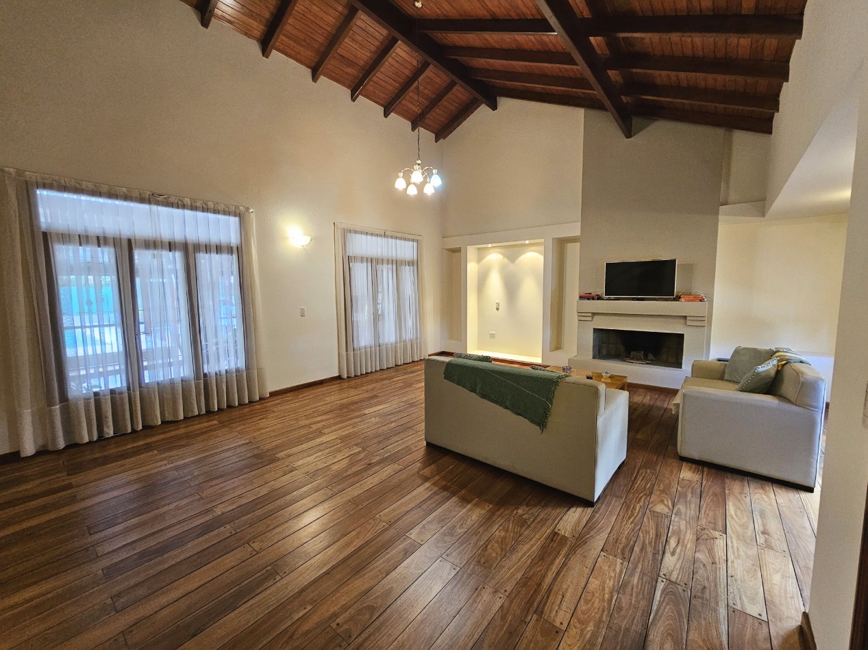 FRENTE A LA PLAZA DE TEJAS DEL SUR, IMPECABLE CASA CON PILETA