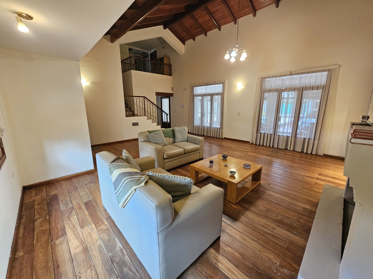 FRENTE A LA PLAZA DE TEJAS DEL SUR, IMPECABLE CASA CON PILETA
