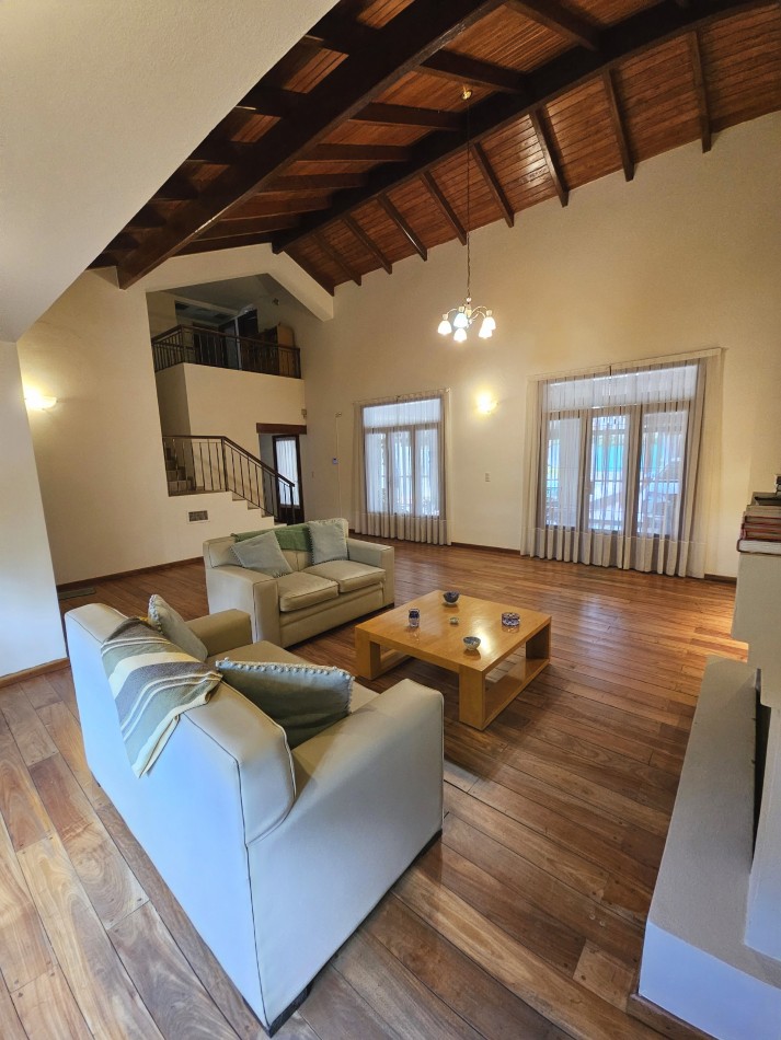 FRENTE A LA PLAZA DE TEJAS DEL SUR, IMPECABLE CASA CON PILETA