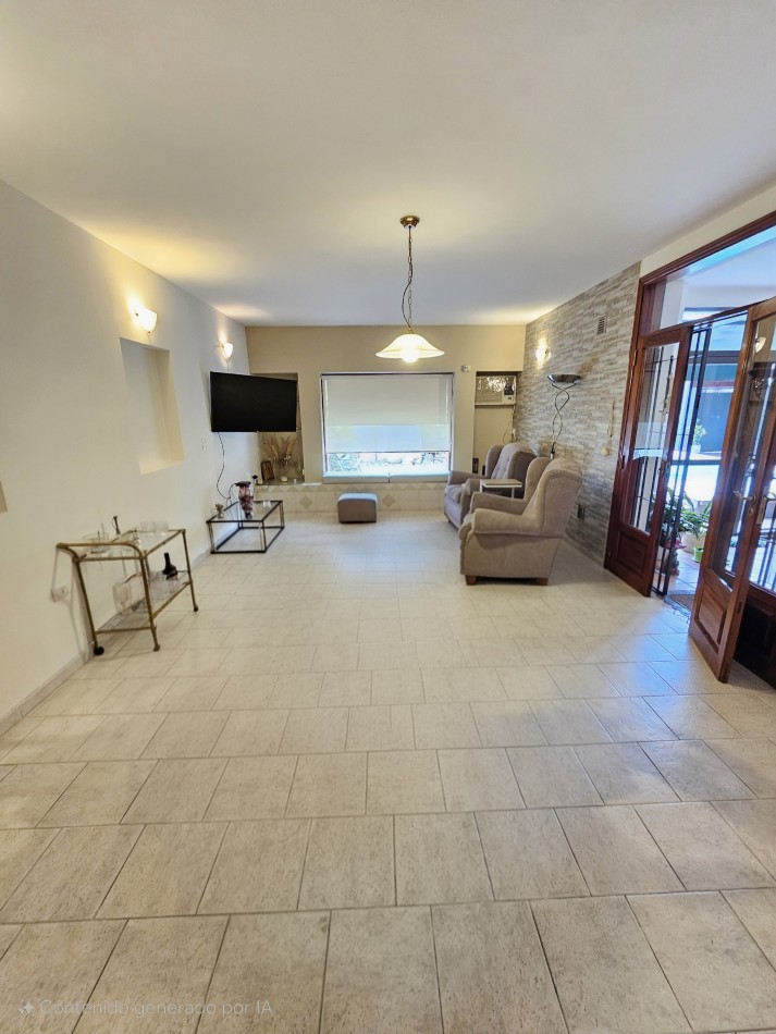 FRENTE A LA PLAZA DE TEJAS DEL SUR, IMPECABLE CASA CON PILETA