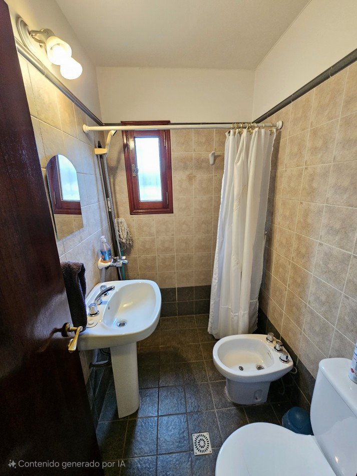 FRENTE A LA PLAZA DE TEJAS DEL SUR, IMPECABLE CASA CON PILETA