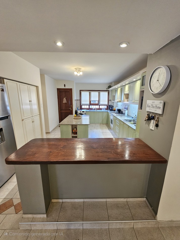 FRENTE A LA PLAZA DE TEJAS DEL SUR, IMPECABLE CASA CON PILETA