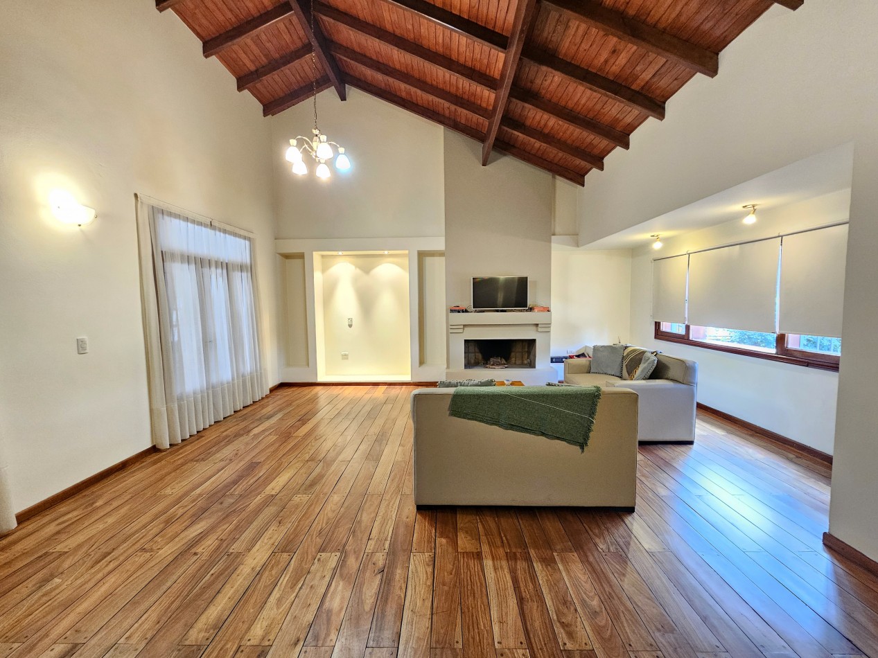 FRENTE A LA PLAZA DE TEJAS DEL SUR, IMPECABLE CASA CON PILETA