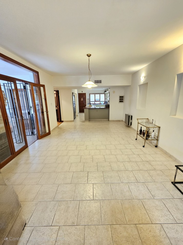 FRENTE A LA PLAZA DE TEJAS DEL SUR, IMPECABLE CASA CON PILETA
