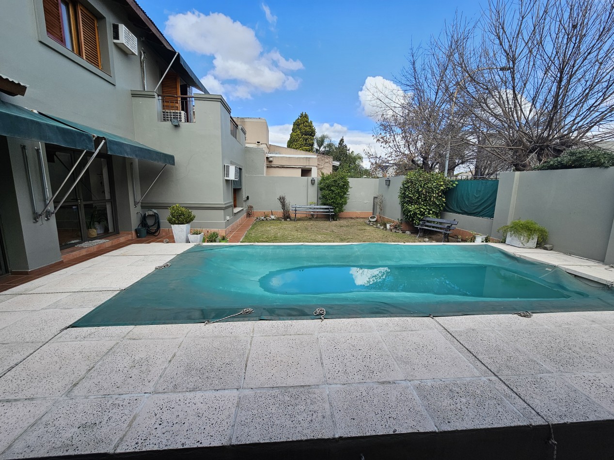 FRENTE A LA PLAZA DE TEJAS DEL SUR, IMPECABLE CASA CON PILETA