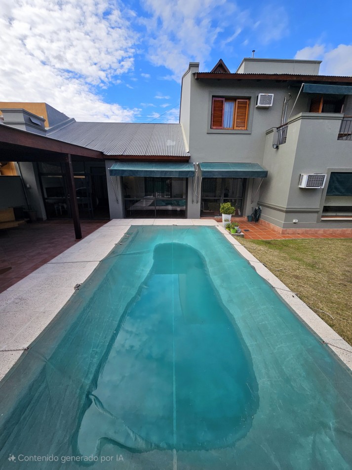 FRENTE A LA PLAZA DE TEJAS DEL SUR, IMPECABLE CASA CON PILETA