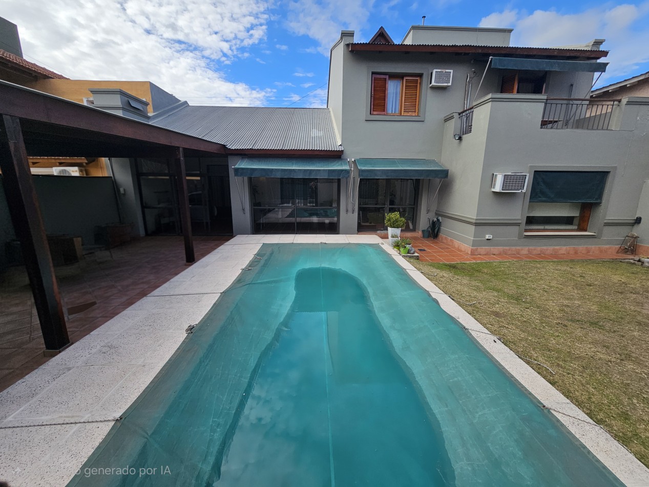 FRENTE A LA PLAZA DE TEJAS DEL SUR, IMPECABLE CASA CON PILETA