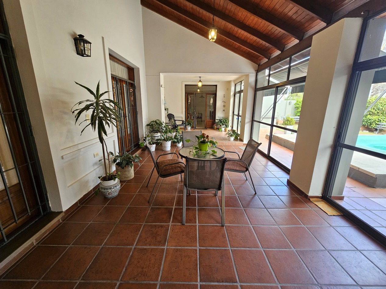 FRENTE A LA PLAZA DE TEJAS DEL SUR, IMPECABLE CASA CON PILETA