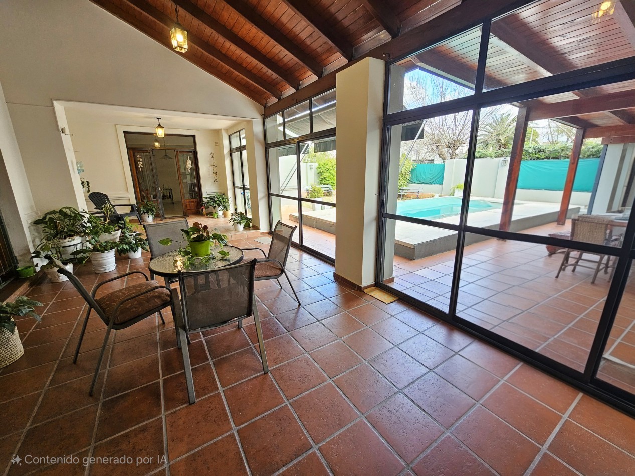 FRENTE A LA PLAZA DE TEJAS DEL SUR, IMPECABLE CASA CON PILETA