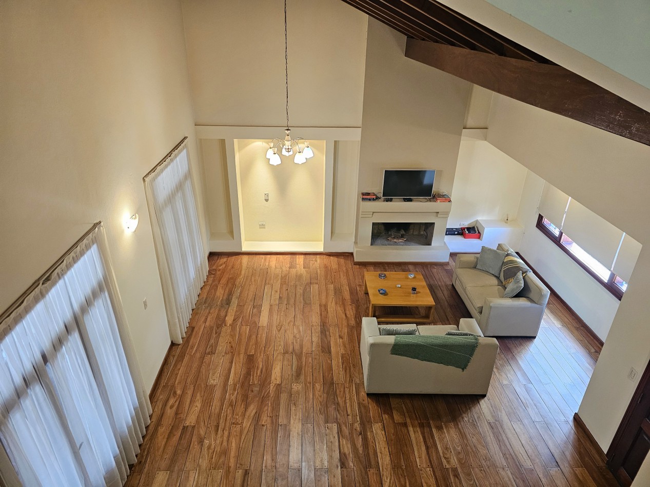 FRENTE A LA PLAZA DE TEJAS DEL SUR, IMPECABLE CASA CON PILETA