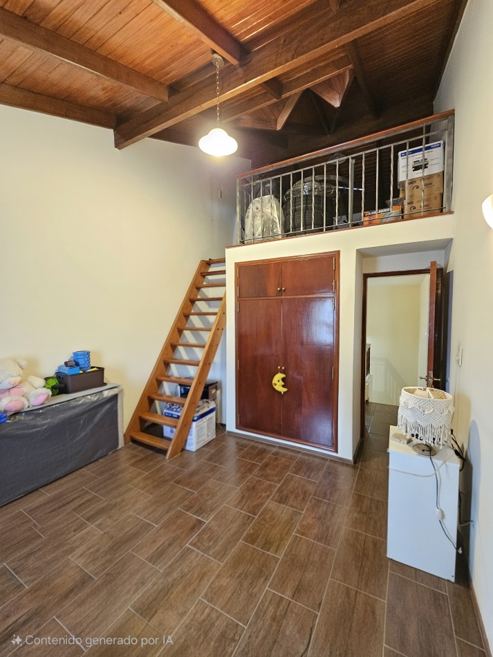 FRENTE A LA PLAZA DE TEJAS DEL SUR, IMPECABLE CASA CON PILETA