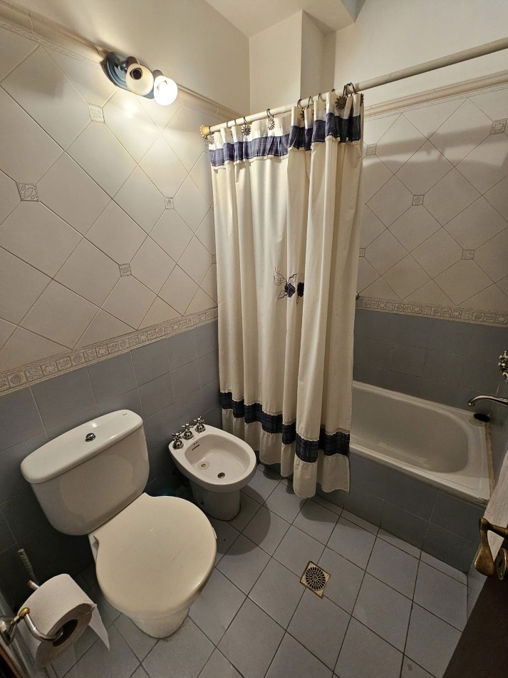 FRENTE A LA PLAZA DE TEJAS DEL SUR, IMPECABLE CASA CON PILETA