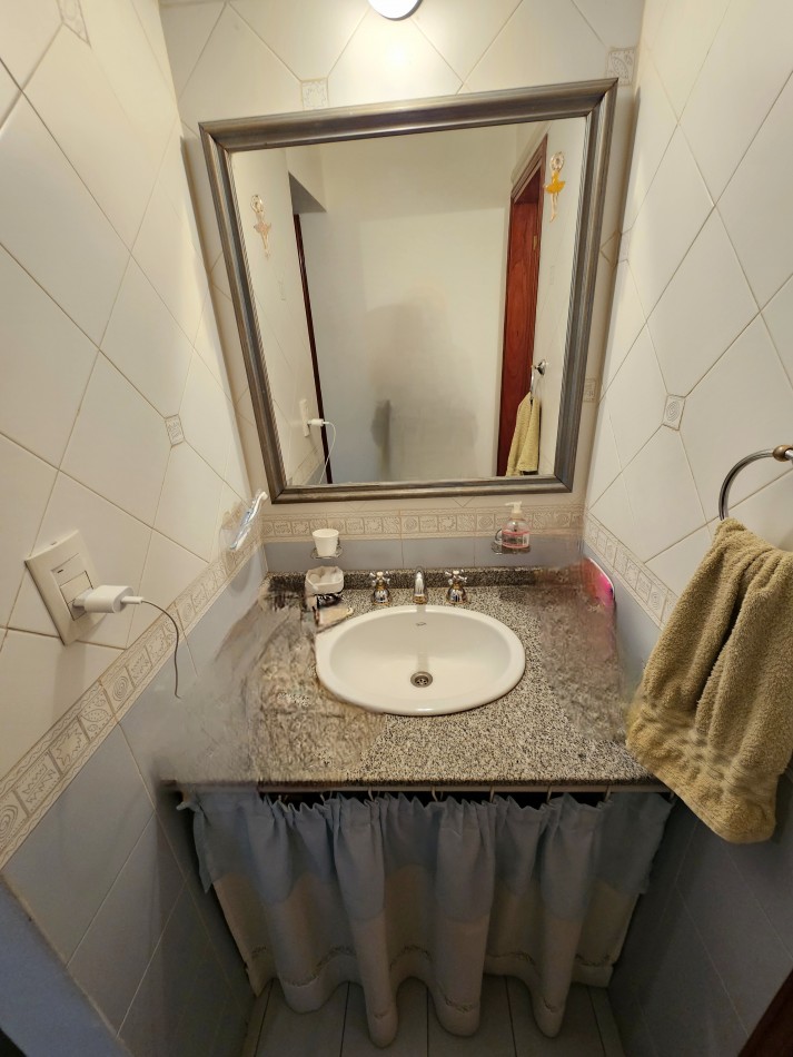 FRENTE A LA PLAZA DE TEJAS DEL SUR, IMPECABLE CASA CON PILETA