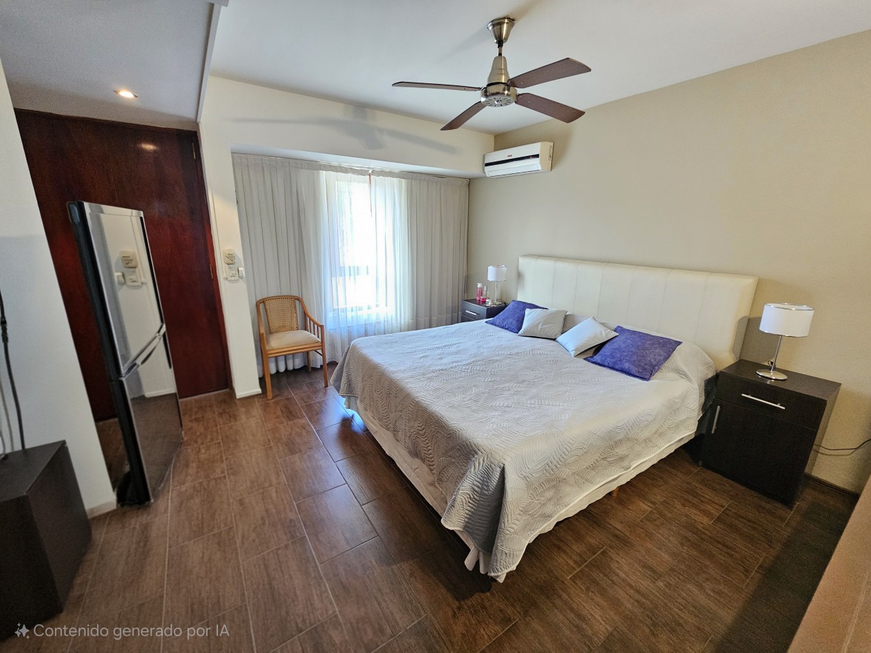 FRENTE A LA PLAZA DE TEJAS DEL SUR, IMPECABLE CASA CON PILETA