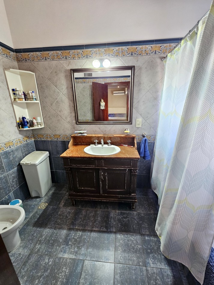 FRENTE A LA PLAZA DE TEJAS DEL SUR, IMPECABLE CASA CON PILETA