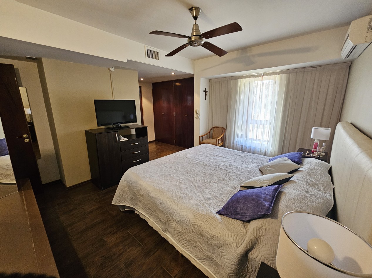 FRENTE A LA PLAZA DE TEJAS DEL SUR, IMPECABLE CASA CON PILETA