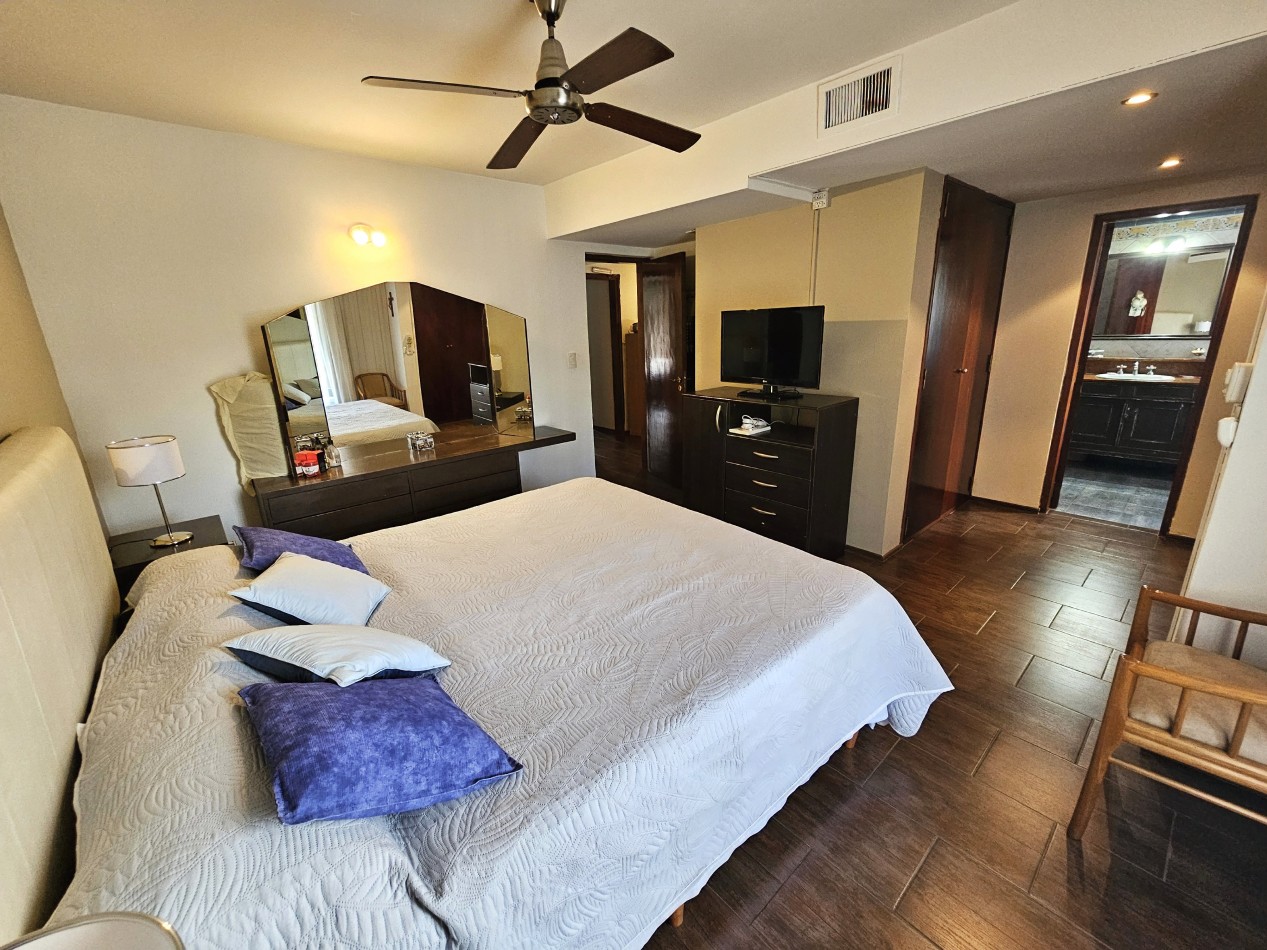 FRENTE A LA PLAZA DE TEJAS DEL SUR, IMPECABLE CASA CON PILETA