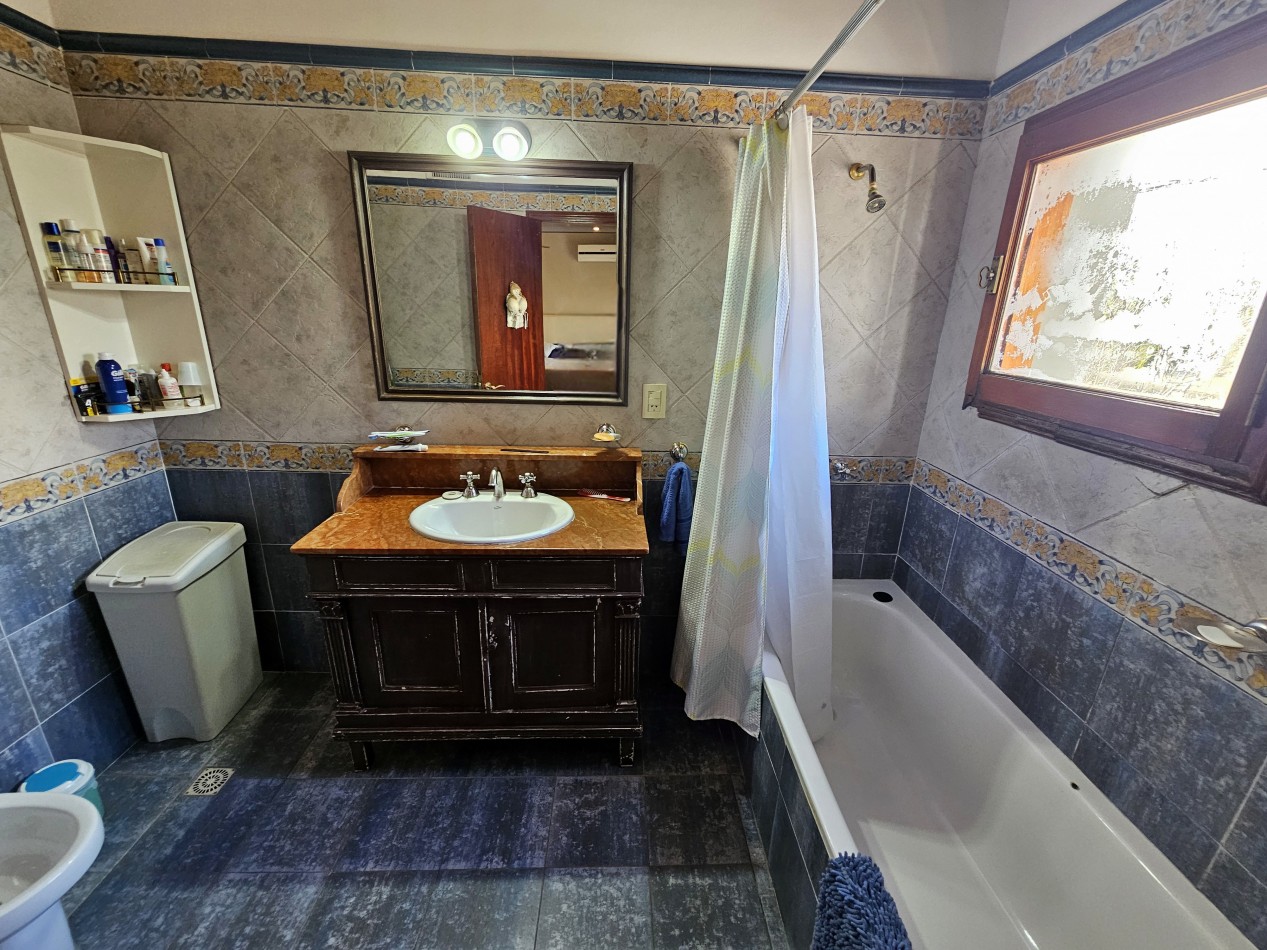 FRENTE A LA PLAZA DE TEJAS DEL SUR, IMPECABLE CASA CON PILETA