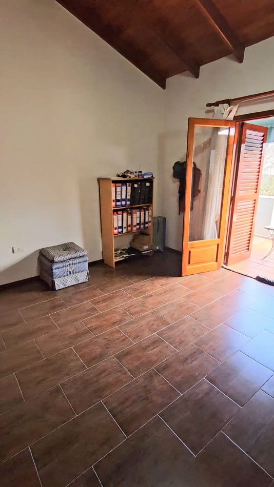 FRENTE A LA PLAZA DE TEJAS DEL SUR, IMPECABLE CASA CON PILETA