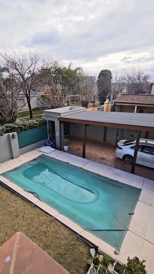 FRENTE A LA PLAZA DE TEJAS DEL SUR, IMPECABLE CASA CON PILETA