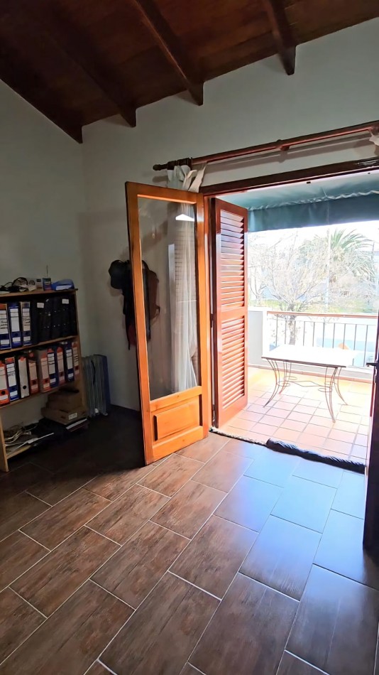 FRENTE A LA PLAZA DE TEJAS DEL SUR, IMPECABLE CASA CON PILETA