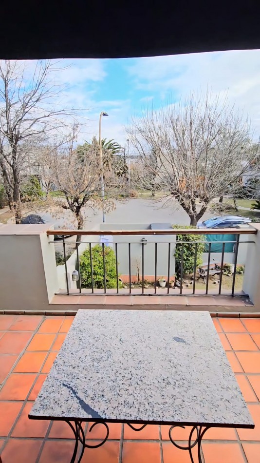 FRENTE A LA PLAZA DE TEJAS DEL SUR, IMPECABLE CASA CON PILETA
