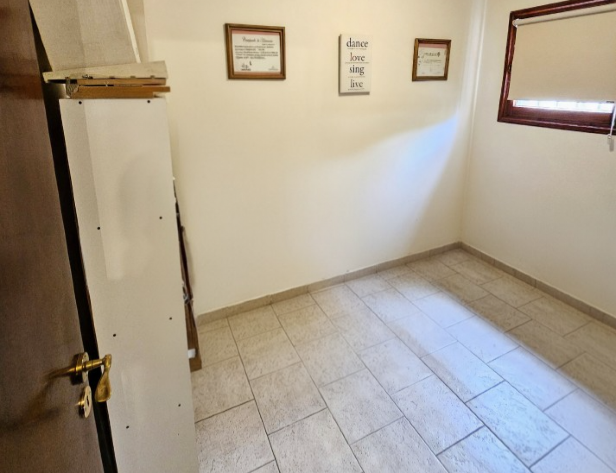 FRENTE A LA PLAZA DE TEJAS DEL SUR, IMPECABLE CASA CON PILETA