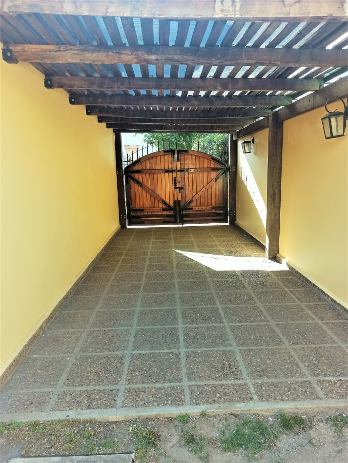 Tejas del Sur 1 | Casa con pileta y quincho | 4 dorm + dependencia |