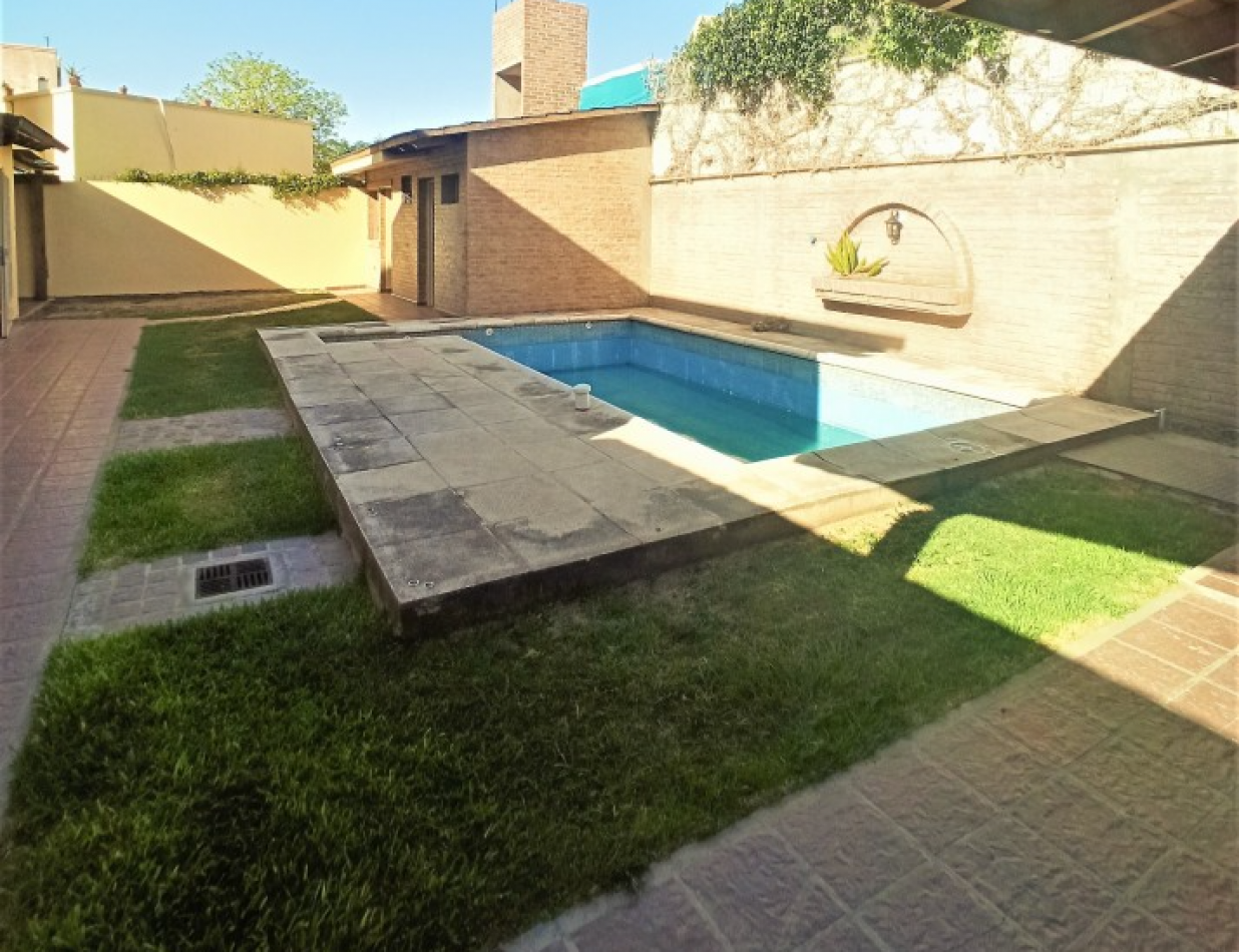 Tejas del Sur 1 | Casa con pileta y quincho | 4 dorm + dependencia |