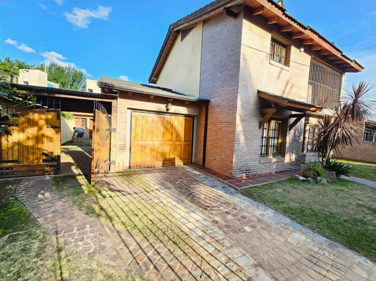 Tejas del Sur 1 | Casa con pileta y quincho | 4 dorm + dependencia |