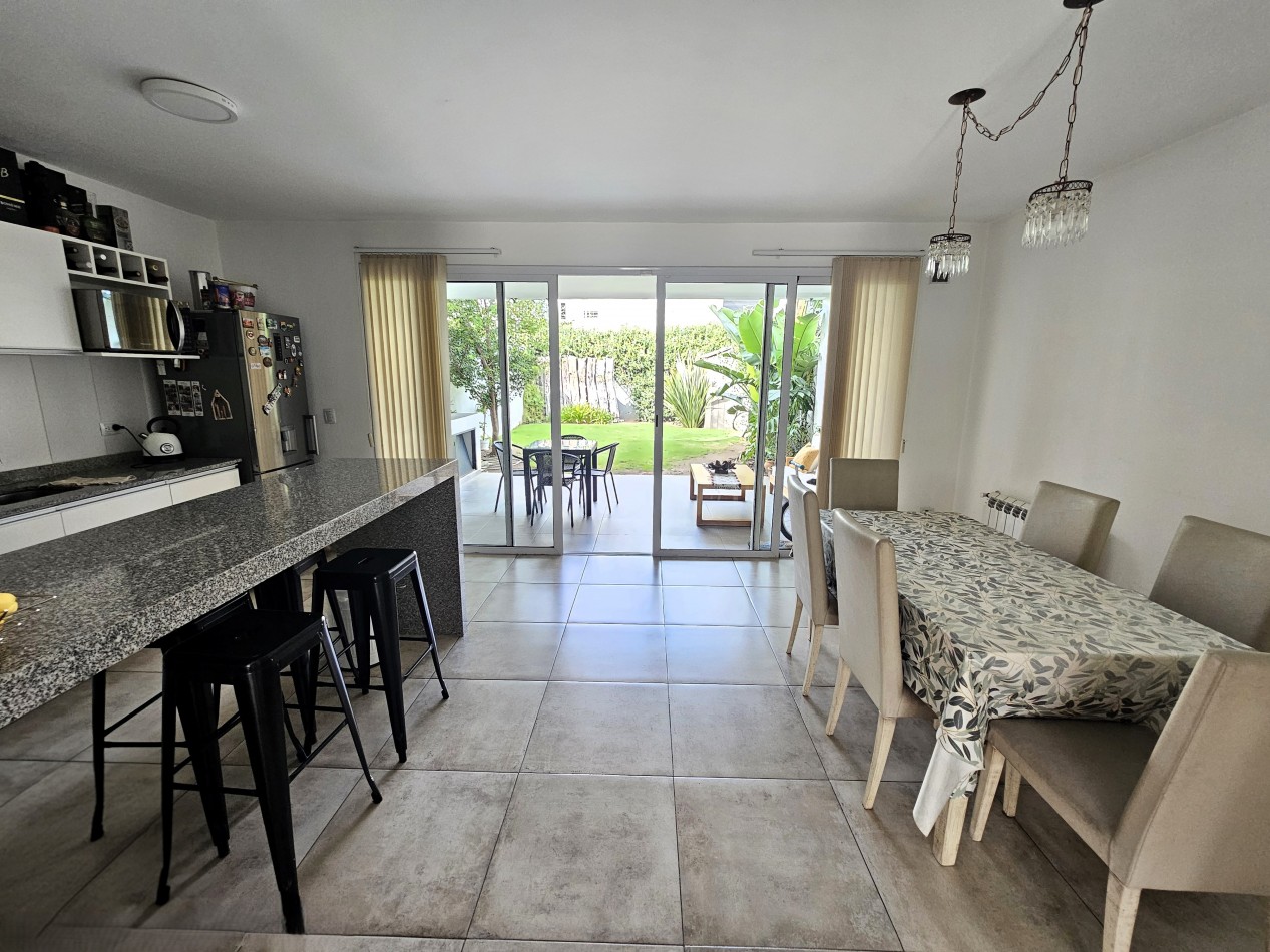 DUPLEX PREMIUM en Chacras del Sur | 3 dorm | suite | galeria con asador | jardin | 2 cocheras
