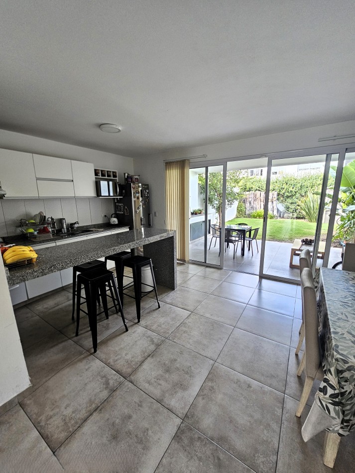 DUPLEX PREMIUM en Chacras del Sur | 3 dorm | suite | galeria con asador | jardin | 2 cocheras