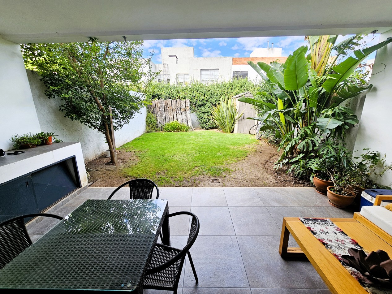 DUPLEX PREMIUM en Chacras del Sur | 3 dorm | suite | galeria con asador | jardin | 2 cocheras