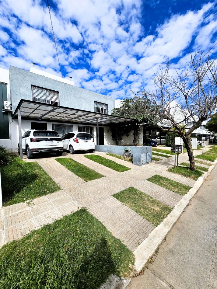 DUPLEX PREMIUM en Chacras del Sur | 3 dorm | suite | galeria con asador | jardin | 2 cocheras