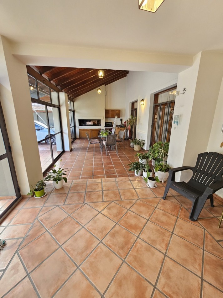 FRENTE A LA PLAZA DE TEJAS DEL SUR, IMPECABLE CASA CON PILETA