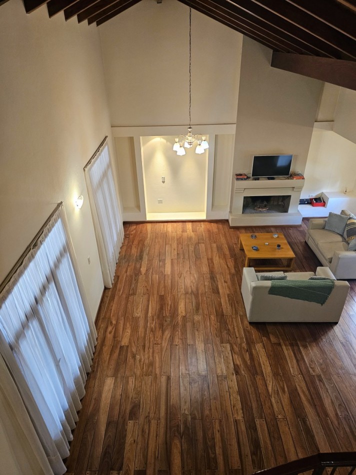 FRENTE A LA PLAZA DE TEJAS DEL SUR, IMPECABLE CASA CON PILETA
