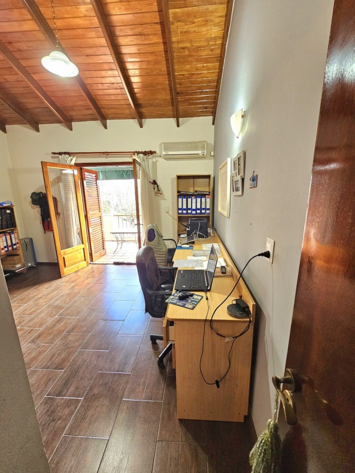 FRENTE A LA PLAZA DE TEJAS DEL SUR, IMPECABLE CASA CON PILETA