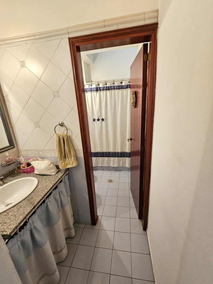 FRENTE A LA PLAZA DE TEJAS DEL SUR, IMPECABLE CASA CON PILETA
