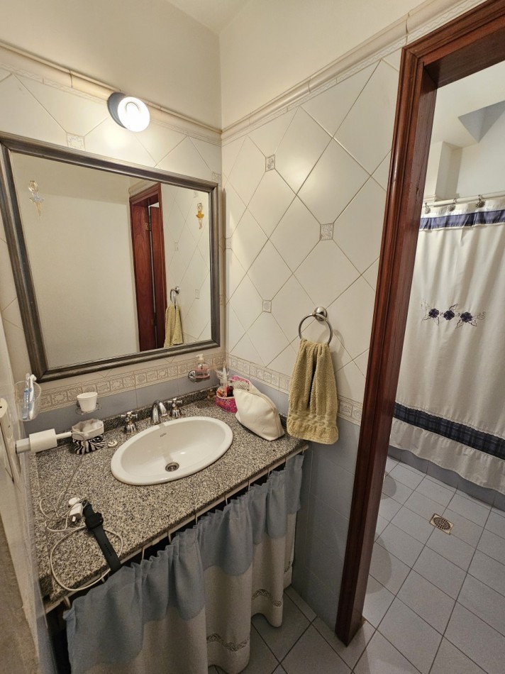 FRENTE A LA PLAZA DE TEJAS DEL SUR, IMPECABLE CASA CON PILETA
