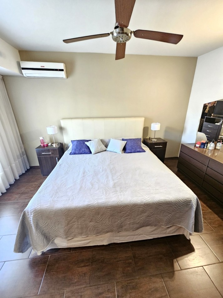 FRENTE A LA PLAZA DE TEJAS DEL SUR, IMPECABLE CASA CON PILETA
