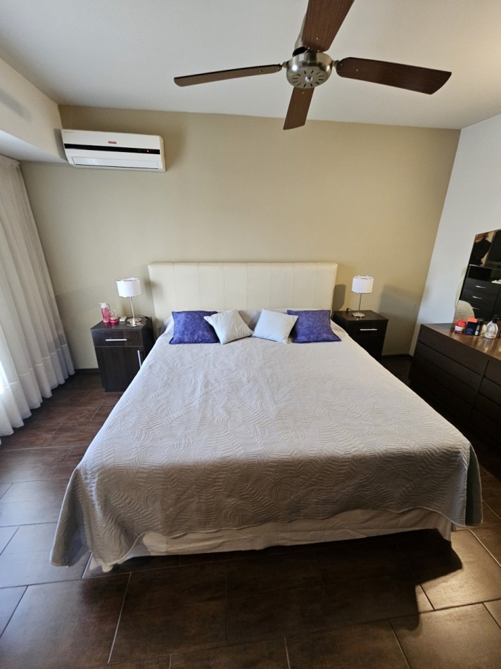 FRENTE A LA PLAZA DE TEJAS DEL SUR, IMPECABLE CASA CON PILETA