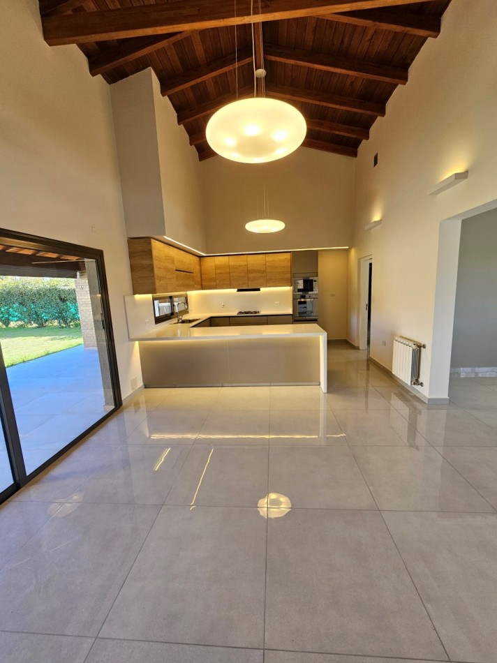 LUJO Y FUNCIONALIDAD CONJUGADOS EN ESTA CASA EN FINCAS 2
