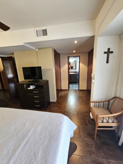 FRENTE A LA PLAZA DE TEJAS DEL SUR, IMPECABLE CASA CON PILETA