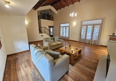 FRENTE A LA PLAZA DE TEJAS DEL SUR, IMPECABLE CASA CON PILETA